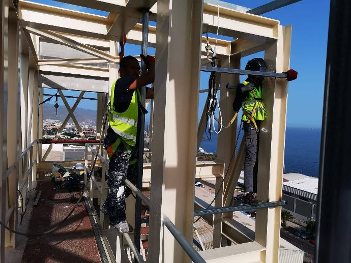 Refripeca employees at the construction site.